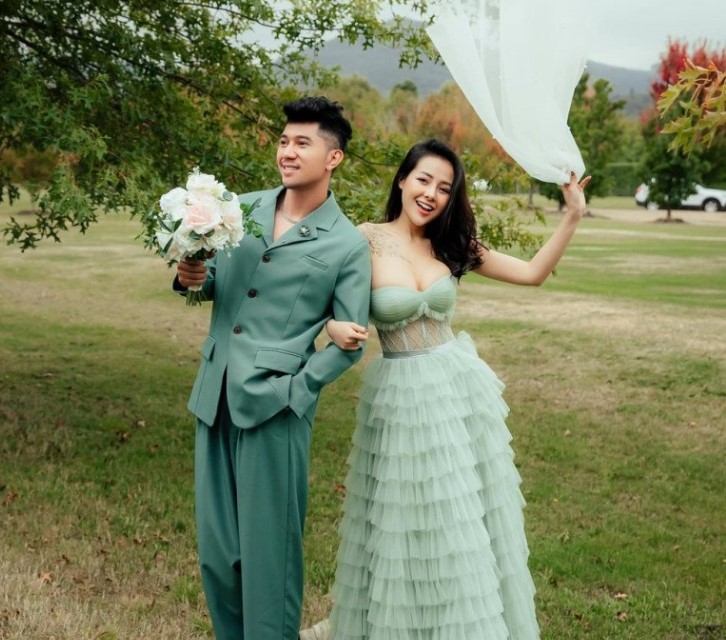 Ngân 98 và chú Quang sang Úc chụp ảnh cưới, vẫn tranh thủ ‘vỗ sóng pẹt pẹt’, tiếng hét thất thanh vang vọng núi rừng